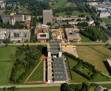 844676 Luchtfoto van het oostelijk deel van het Universiteitscentrum De Uithof te Utrecht, uit het zuiden. Op de ...